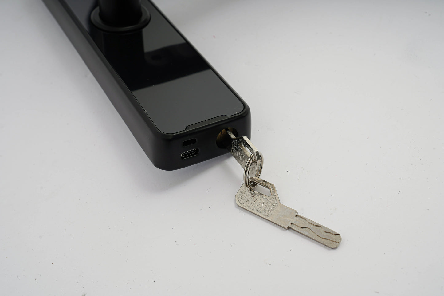 SmartAccess Pro™ – Serratura Intelligente con Maniglia, Impronta Digitale e Controllo WiFi Tuya
